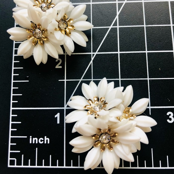 ADORABLE Retro Mod Flower Earrings - Picture 5 of 7